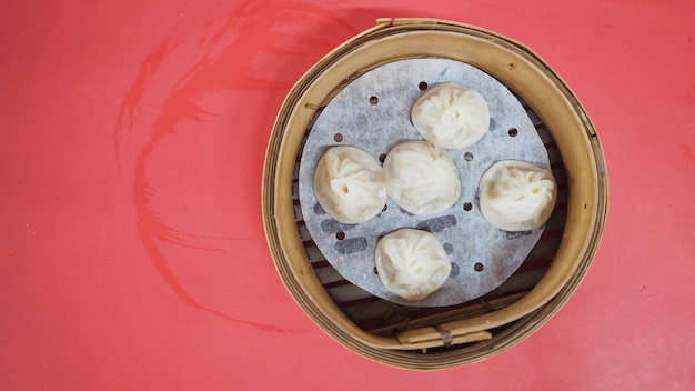 Xiao long bao o cerdo al vapor y bollo de sopa o dim sum. Es comida china al vapor.