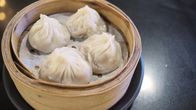 Xiao long bao o cerdo al vapor y bollo de sopa o dim sum. Es comida china al vapor.