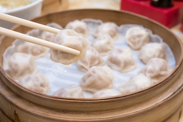 Xiao long bao sopa bolinho de massa com pauzinhos no restaurante