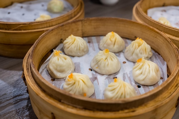 Xiaolongbao al vapor servido en una canasta tradicional al vapor