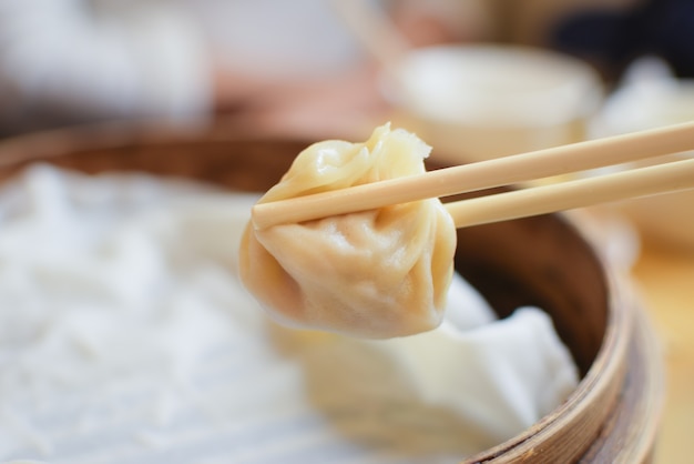 Xiaolongbao auf Platte Dimsum. Knödel.