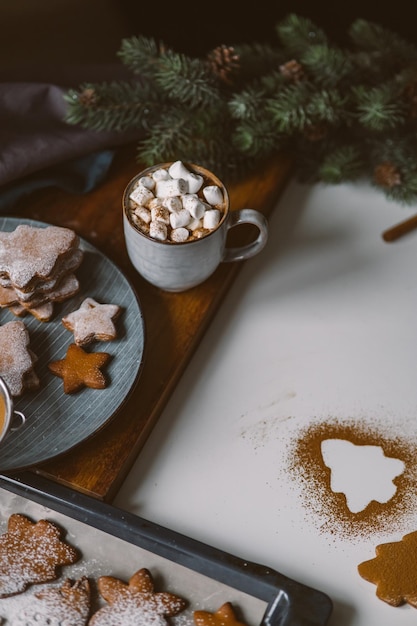 Xícara aconchegante com marshmallow de cacau quente e pão de gengibre