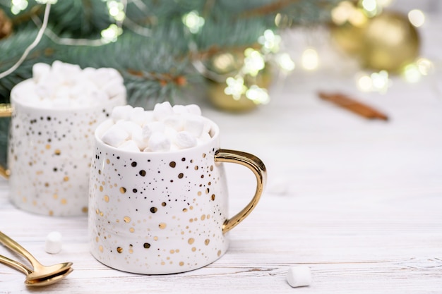 Xícara branca de cappuccino ou cacau com árvore de natal