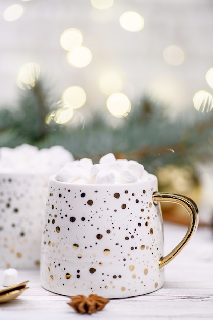 Xícara branca de cappuccino ou cacau com árvore de natal