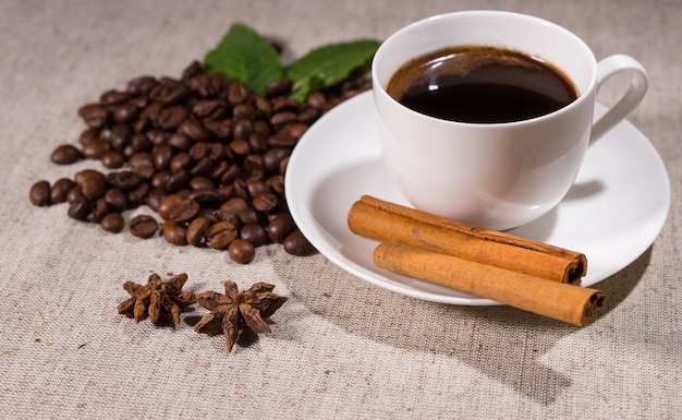 Xícara cheia de café com canela e especiarias