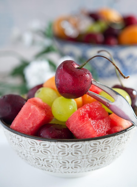 Foto xícara com água fria e frutas frescas de verão com gelo