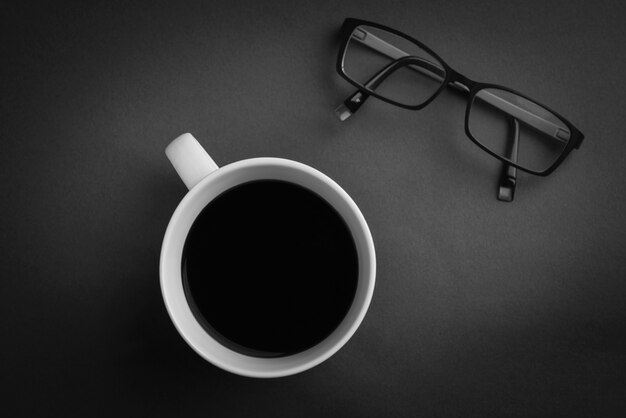 Foto xícara com café e copos em cima da mesa