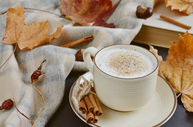 Xícara com café quente cappuccino outono tempo amarela folhas castanhas