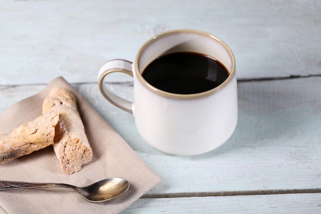 Xícara com café quente na cor de fundo de madeira