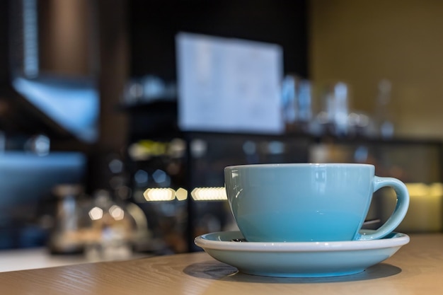 Xícara com cappuccino ou café com leite com espuma de leite no café ou cafeteria Espaço de trabalho simples ou pausa para café
