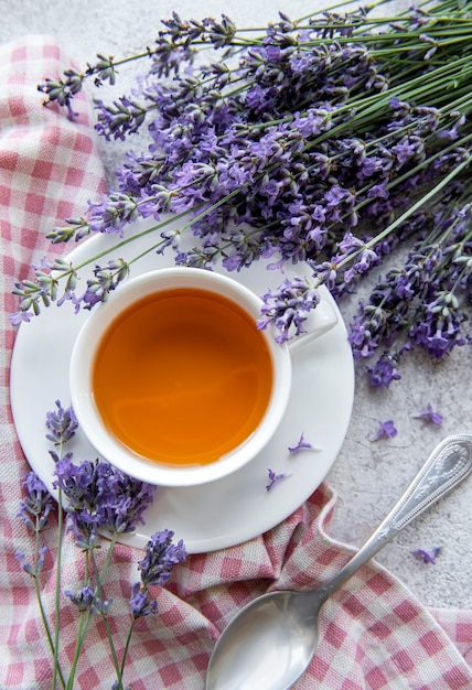 Xícara com chá de lavanda e flores frescas de lavanda