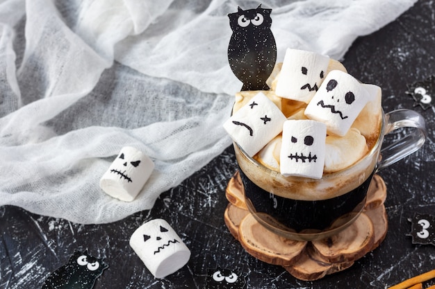 xícara com chocolate quente e marshmallow com Halloween