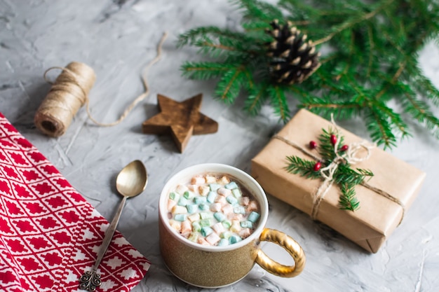 Xícara com chocolate quente e marshmallow decoração de caixa de presente de natal decoração natural conceito de festa de ano novo