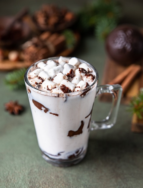 Xícara com chocolate quente ou bebida de cacau e paus de canela com erva-doce