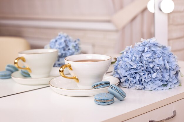 Xícara de biscoitos de chá e hortênsia azul