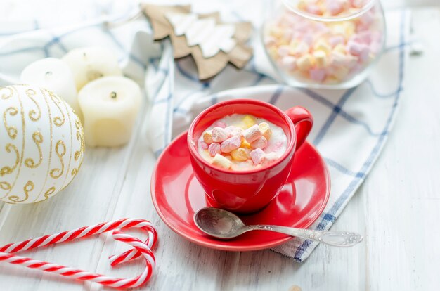 Xícara de cacau com marshmallow com pastilha de frutas e batatas fritas