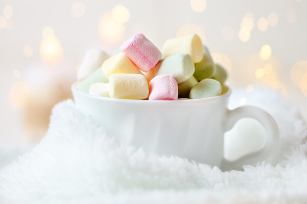 Xícara de cacau e marshmallows