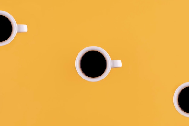 Xícara de café americano em um fundo amarelo espaço para texto