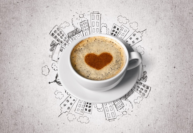Xícara de café aromático com espuma em forma de coração