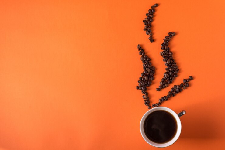 Foto xícara de café aromático e grãos de café