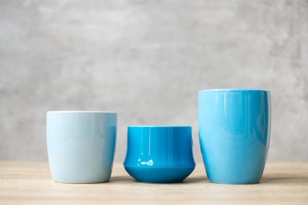 Foto xícara de café azul e caneca de chá no fundo da mesa de madeira pela manhã espaço de cópia em branco para texto dia internacional do café e conceito de rotina diária