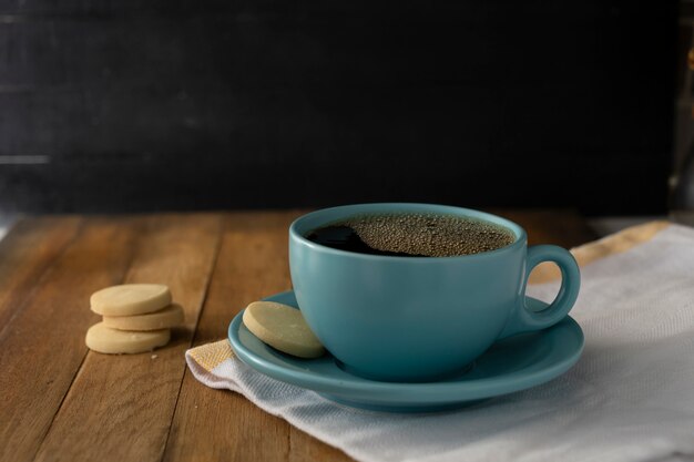 Xícara de café azul sobre fundo preto