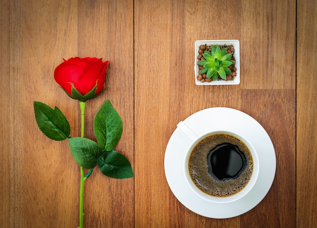 Xícara de café branca e rosa vermelha conceito dos namorados