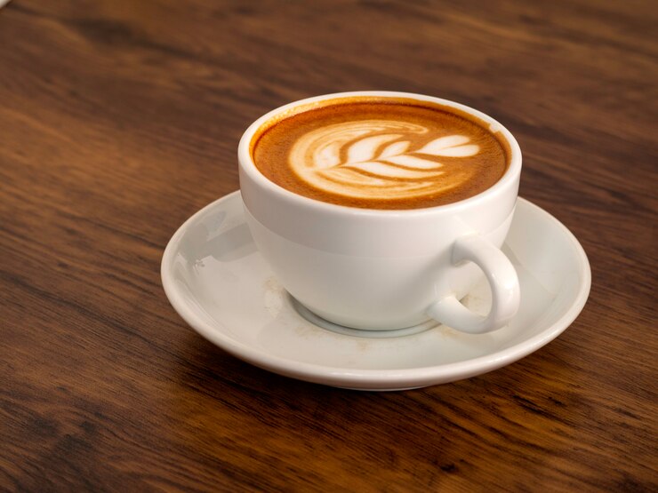 Xícara de café branca na mesa de madeira, hora do café