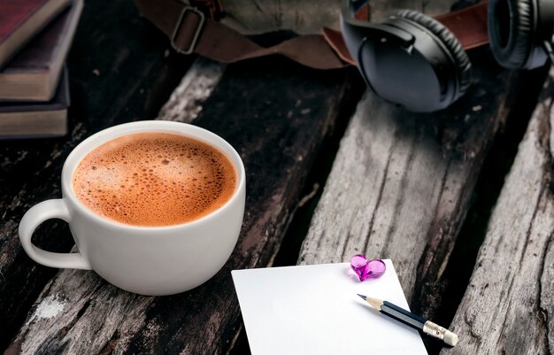 Xícara de café branca no fundo de madeira velho.