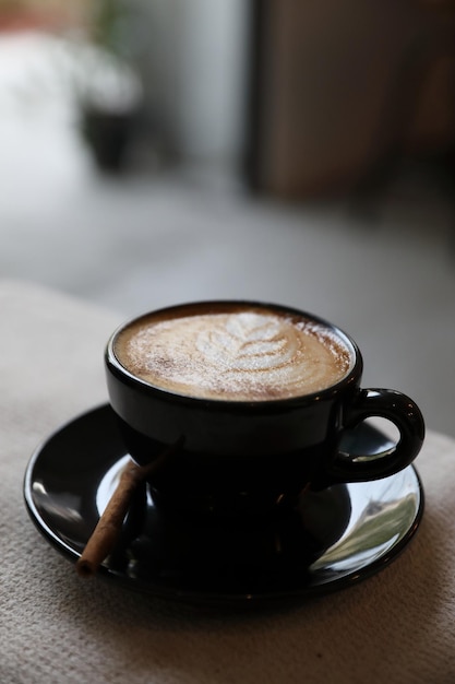 Xícara de café cappuccino em fundo de madeira