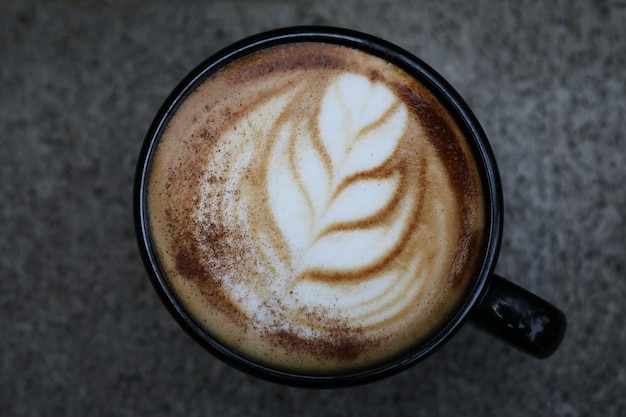 Xícara de café cappuccino em fundo de madeira