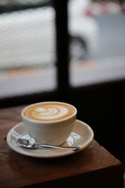 Xícara de café cappuccino em fundo de madeira