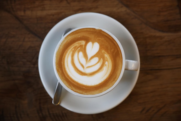 Xícara de café cappuccino em fundo de madeira