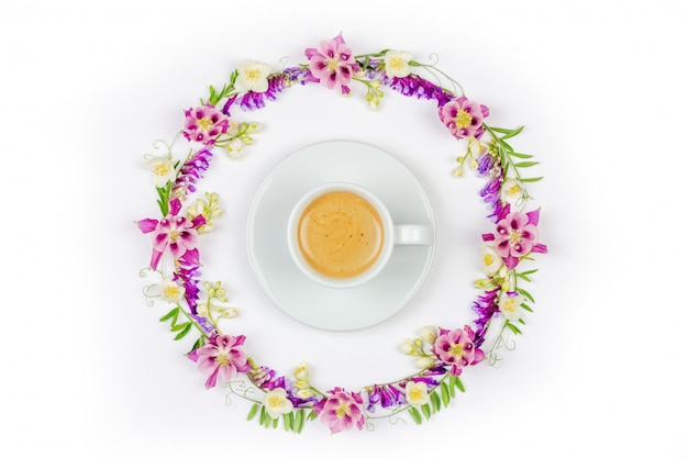 Xícara de café cappuccino em um quadro floral vintage redondo de flores de jasmim