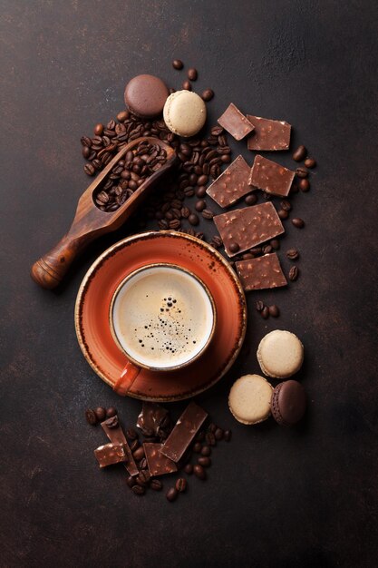 Xícara de café chocolate e biscoitos na velha mesa da cozinha