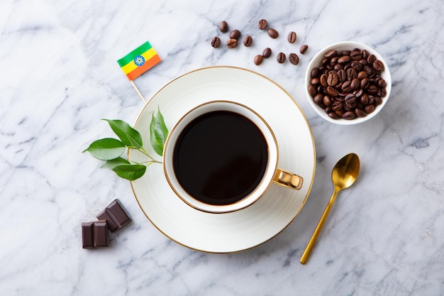 Xícara de café com bandeira da Etiópia na mesa de mármore Vista superior