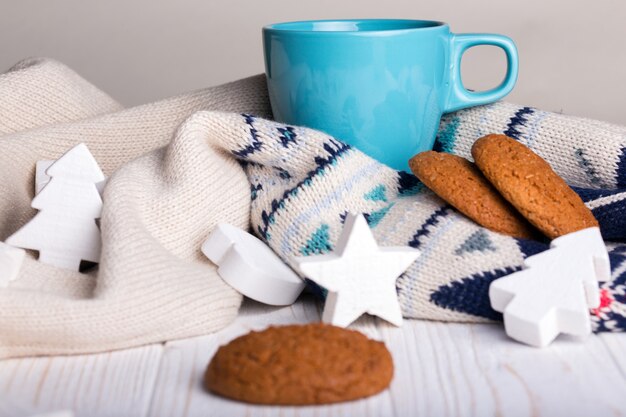 Xícara de café com biscoitos de aveia e enfeites de Natal