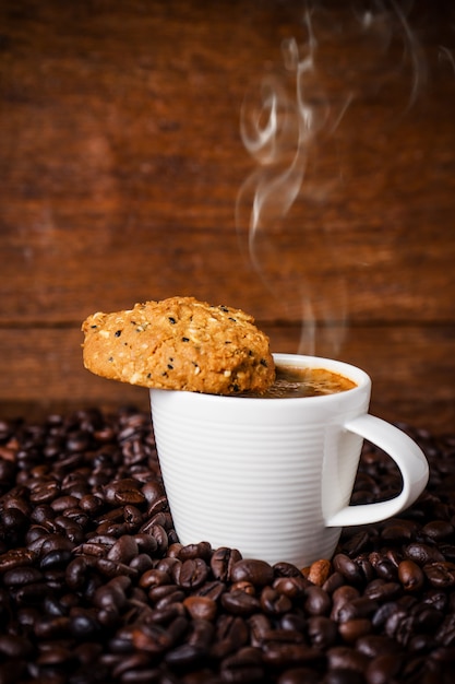 Xícara de café com biscoitos de grãos inteiros