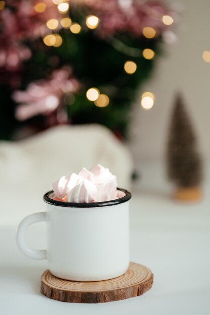 Xícara de café com biscoitos de natal