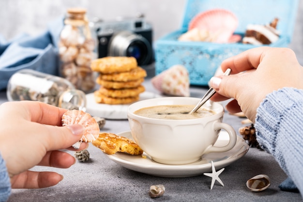 Foto xícara de café com biscoitos