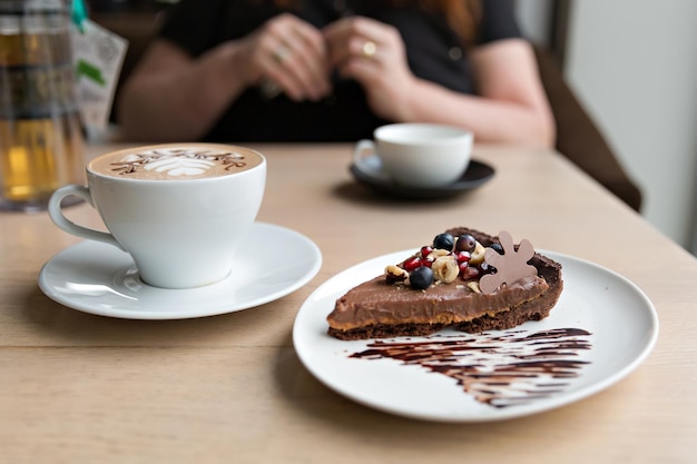 Xícara de café com bolo de chocolate