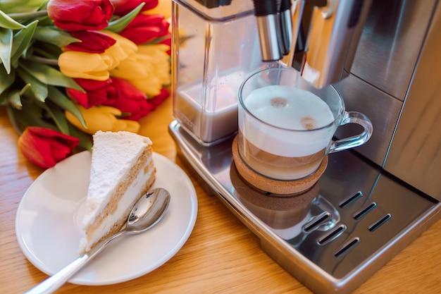 Xícara de café com bolo de leite e tulipas