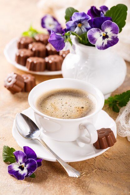 Xícara de café com bombons de chocolate