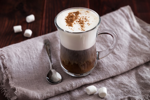 Xícara de café com canela e marshmallows