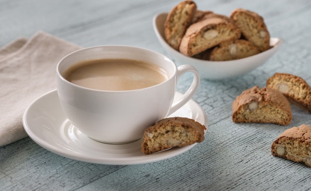 Xícara de café com cantuccini