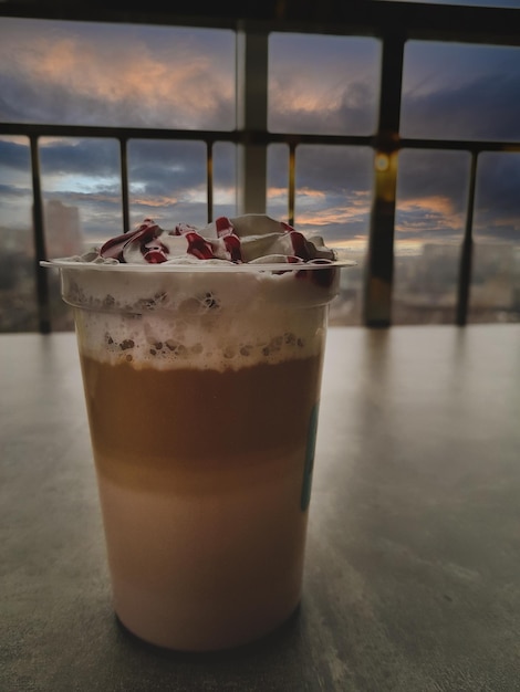 Xícara de café com cobertura de cereja Filmado na praça de alimentação do shopping street food