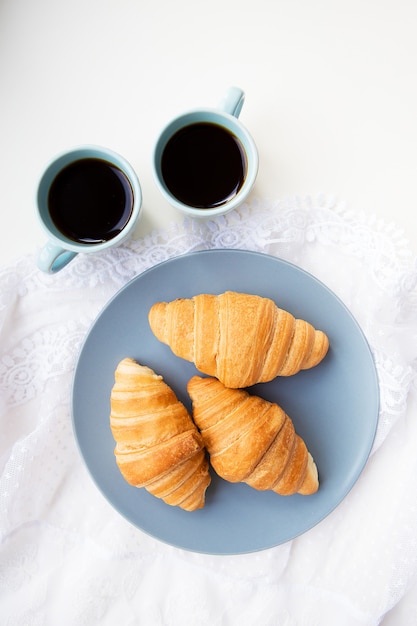 Xícara de café com croissant