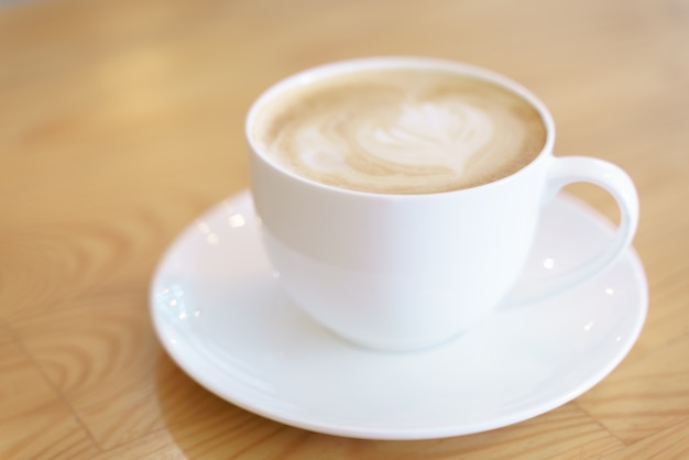Foto xícara de café com espuma de leite de padrão de latte art
