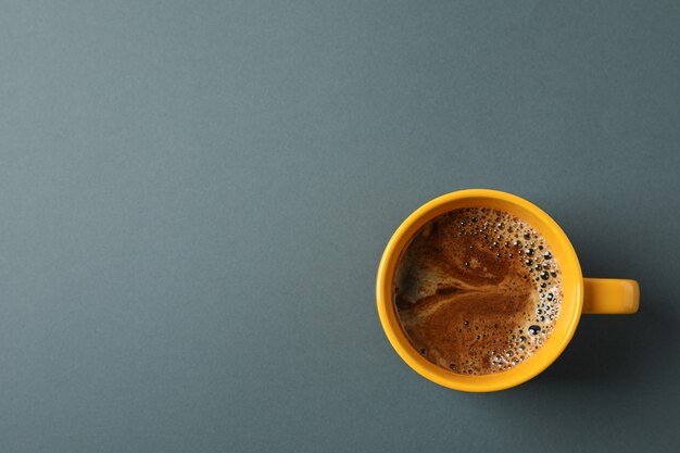 Xícara de café com espuma espumosa em preto