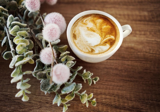 Xícara de café com flores Conceito de café da manhã